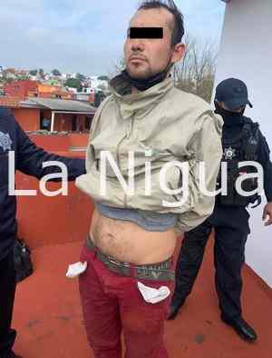 Capturan a ladrón que quedó atorado en azotea en Xalapa