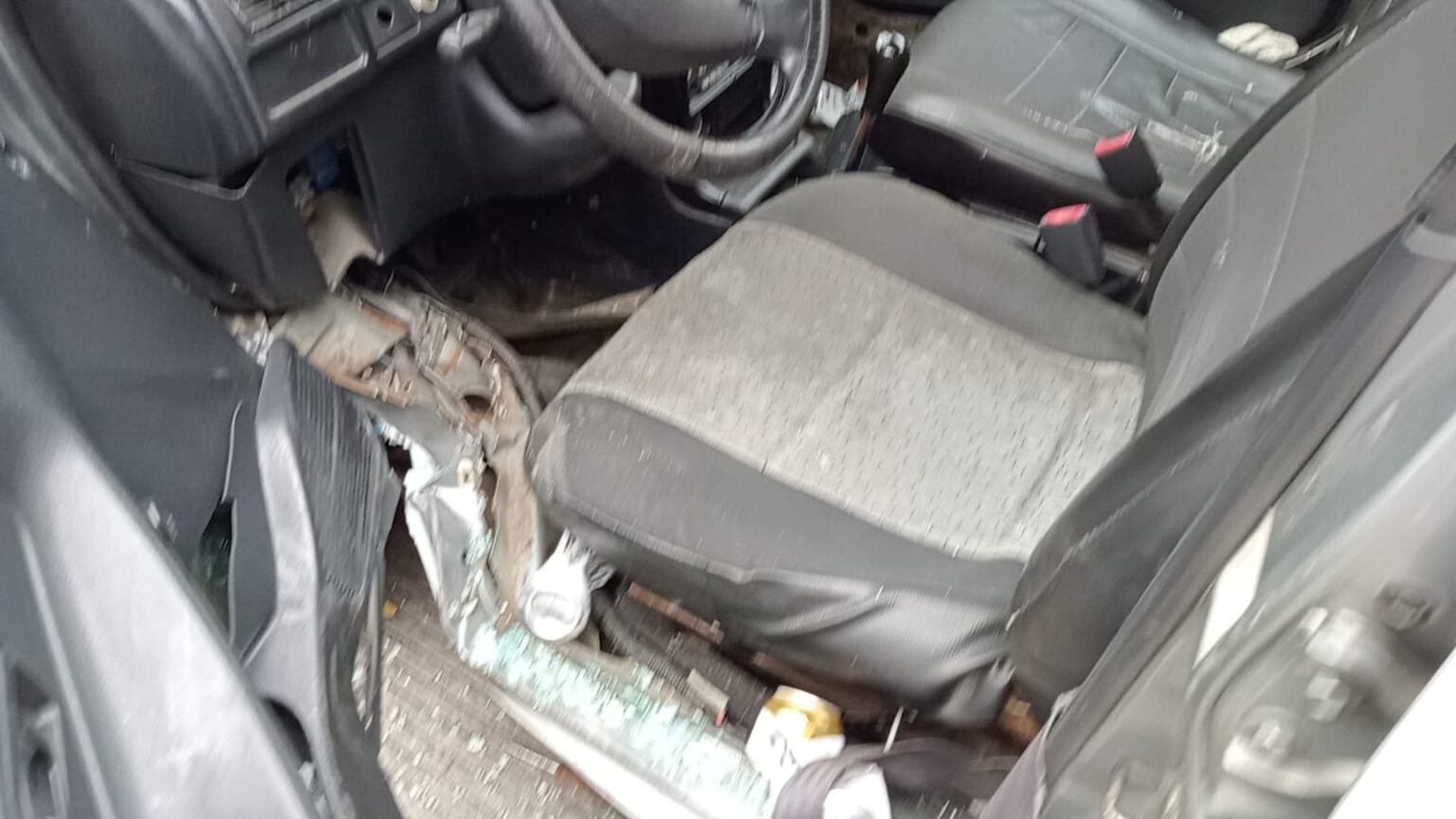 Choca contra palmera y deja abandonada su unidad