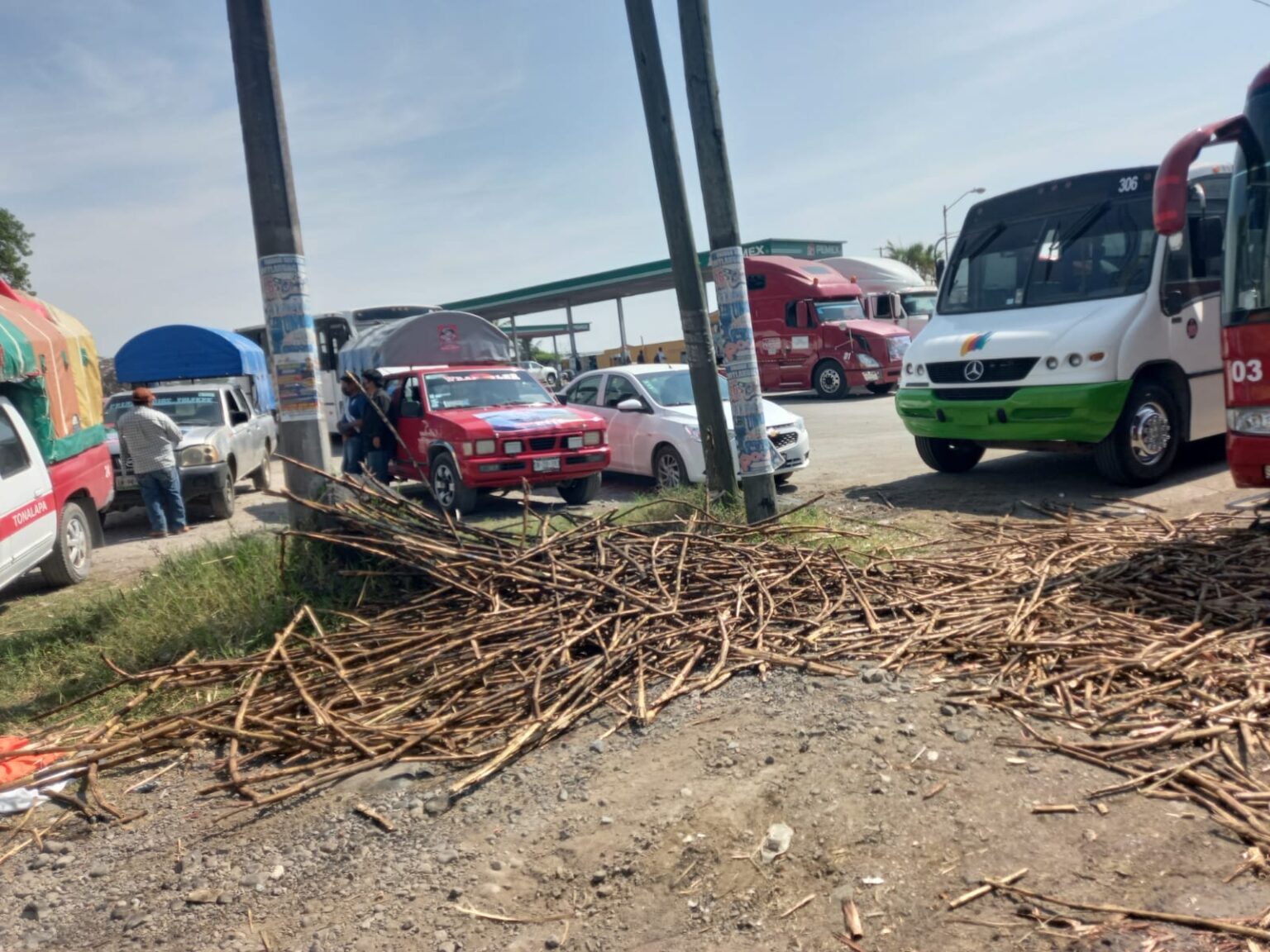 En Amatlán se preparan transportistas para unirse a marchas a vuelta de rueda