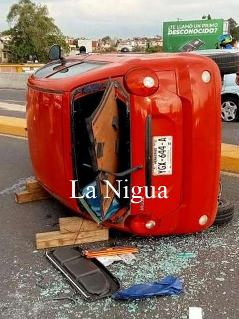 Se vuelca Matiz tras chocar contra Corsa