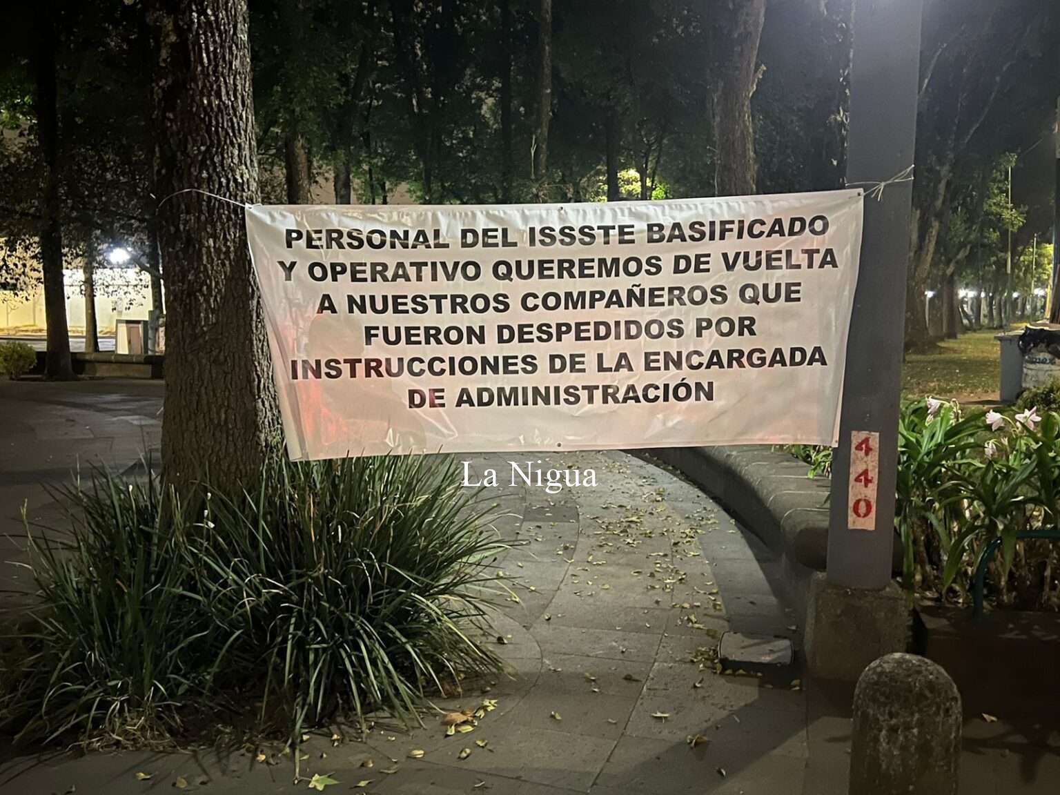 Con lonas  se manifiestan trabajadores del ISSSTE