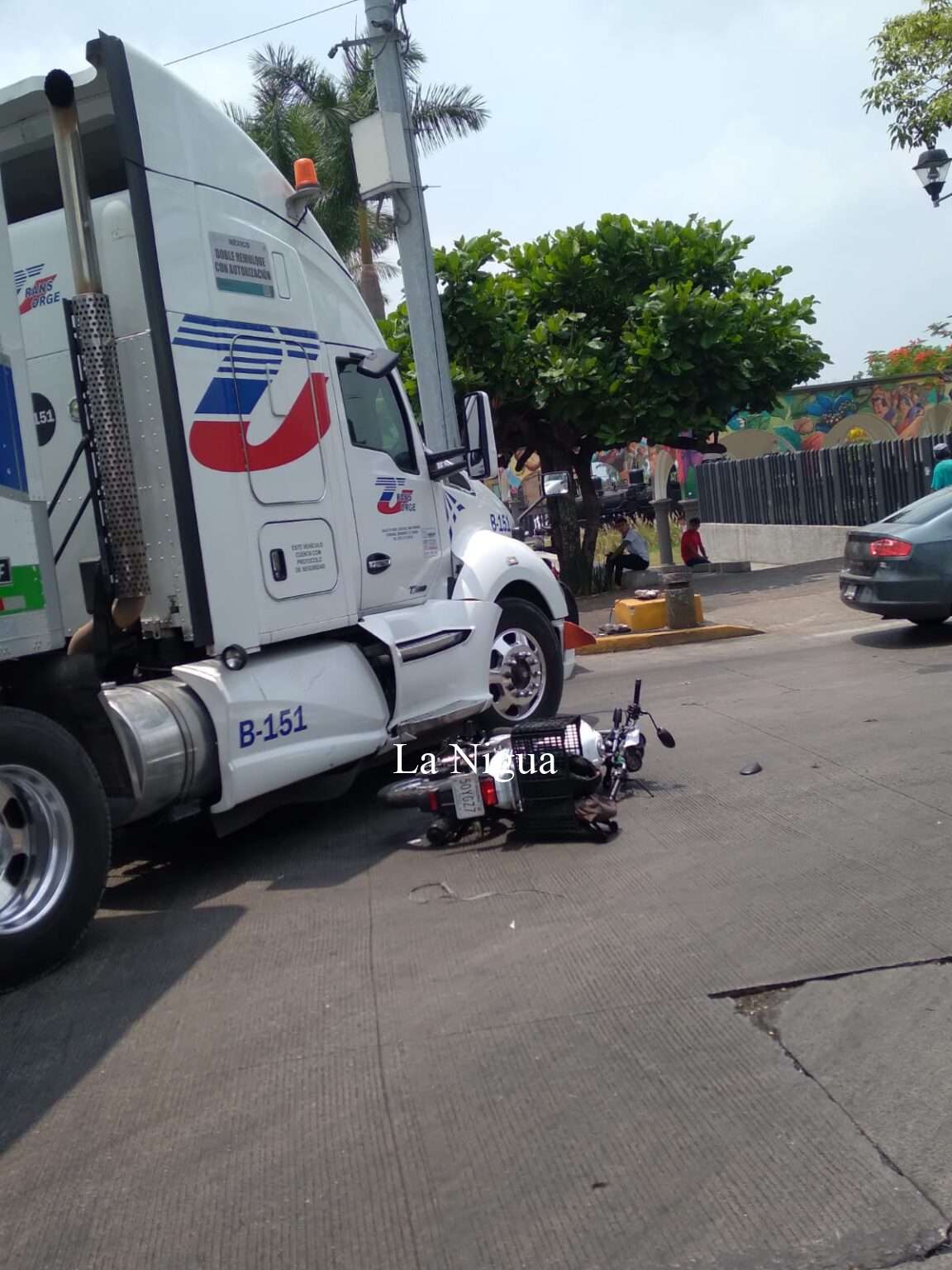 SALVA LA VIDA DE MILAGRO, TRAS IMPACTAR CONTRA TRAILER