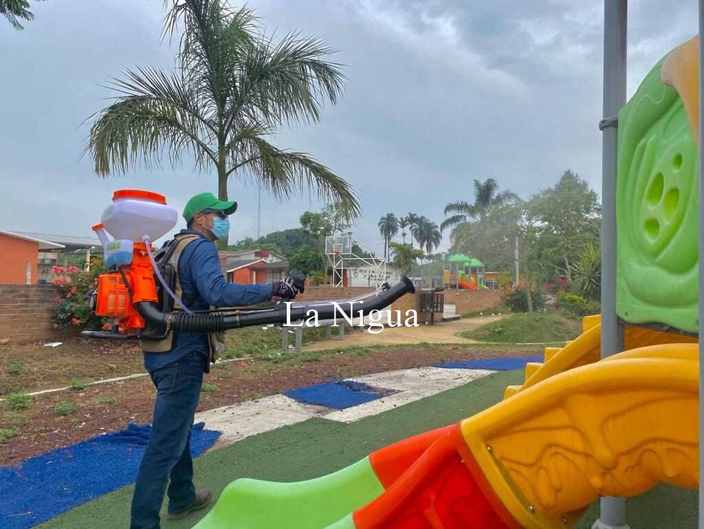 SANITIZACIÓN EN ESCUELAS DEL MUNICIPIO DE IXTACZOQUITLÁN, CONTINÚA LLEVÁNDOSE A CABO