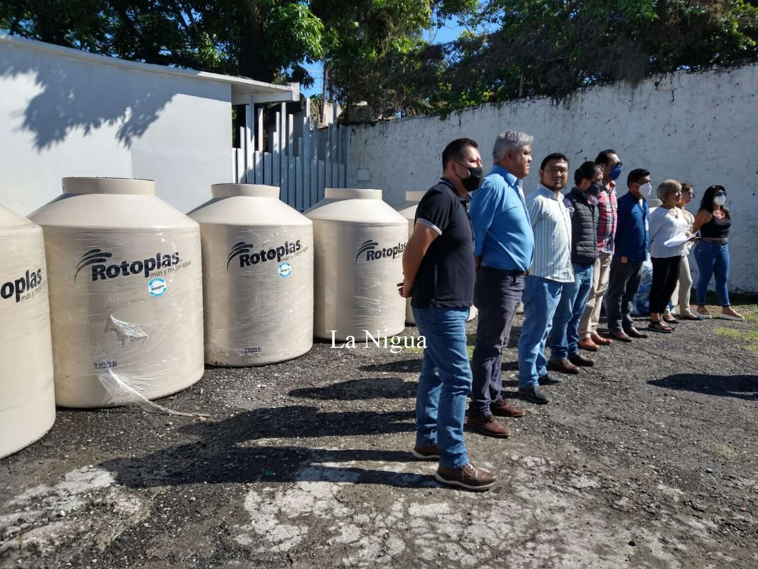 Entrega Mariana Trinitaria subsidio de tinacos a familias cordobesas