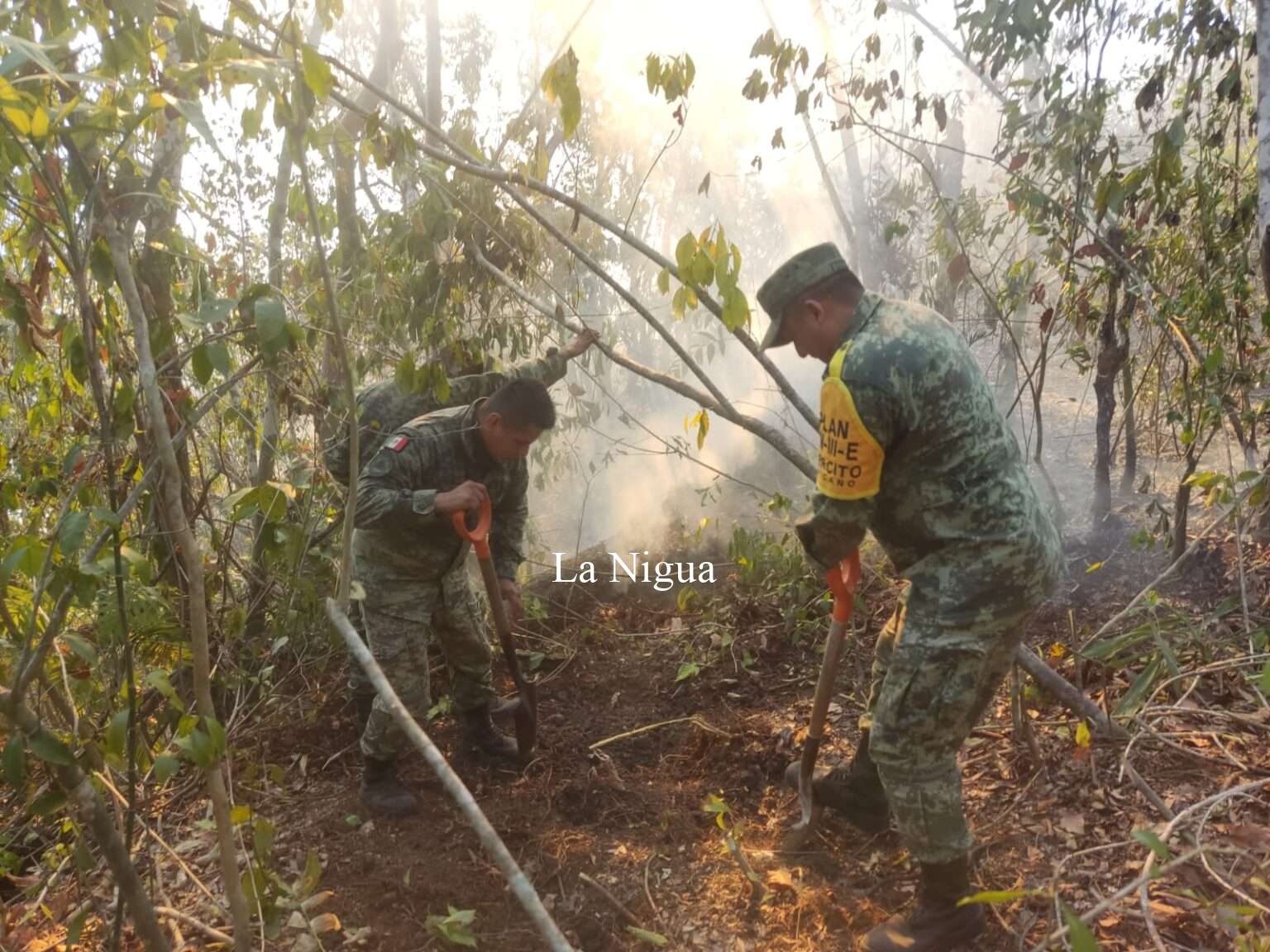 Buscan sofocar incendio, tras explosión de instalaciones de PEMEX en Papantla.