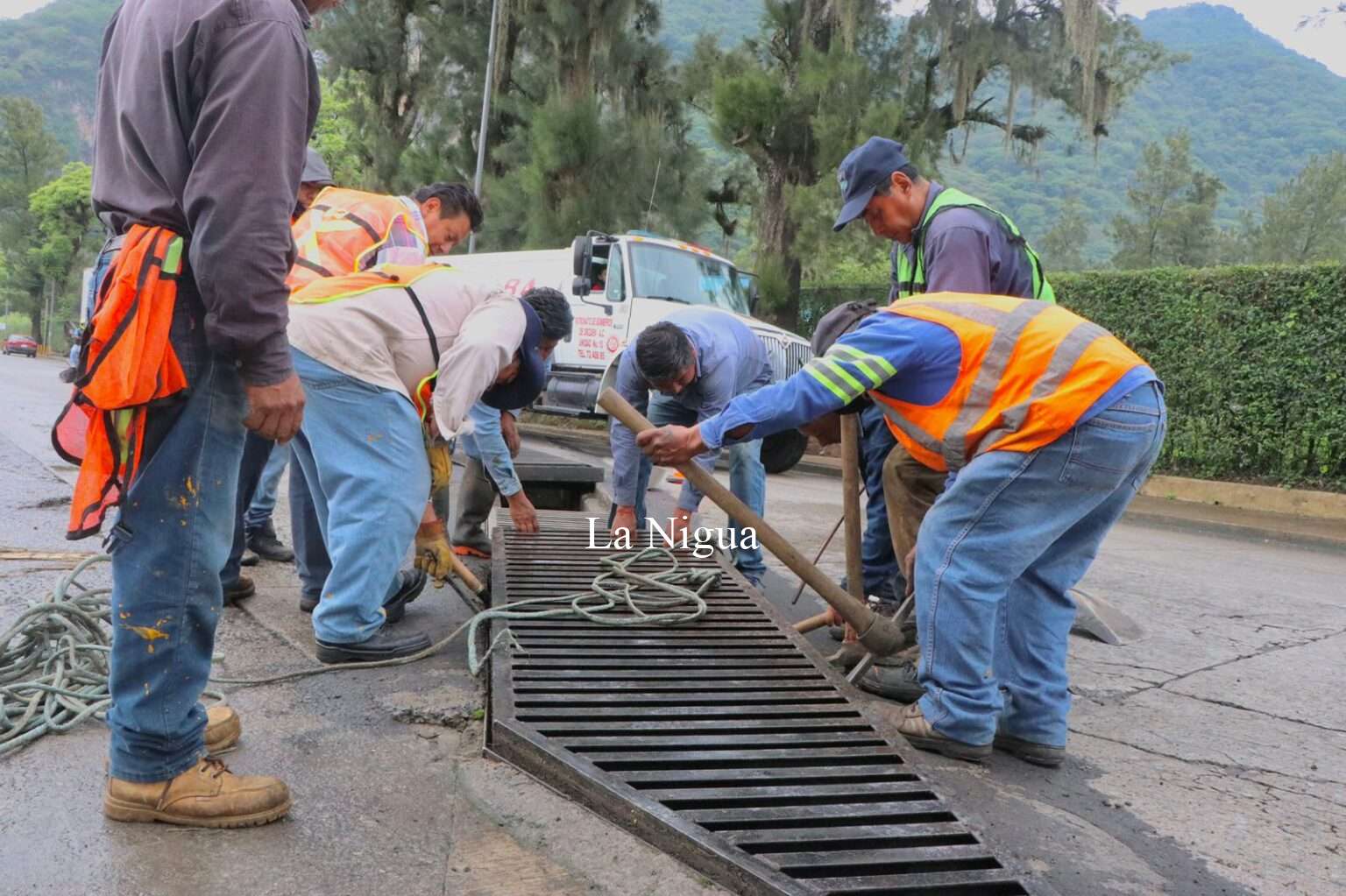 El Ayuntamiento de Ixtaczoquitlán mediante la Dirección de Servicios Municipales continúa con la limpieza y desazolve de alcantarillado en esta temporada de lluvias.