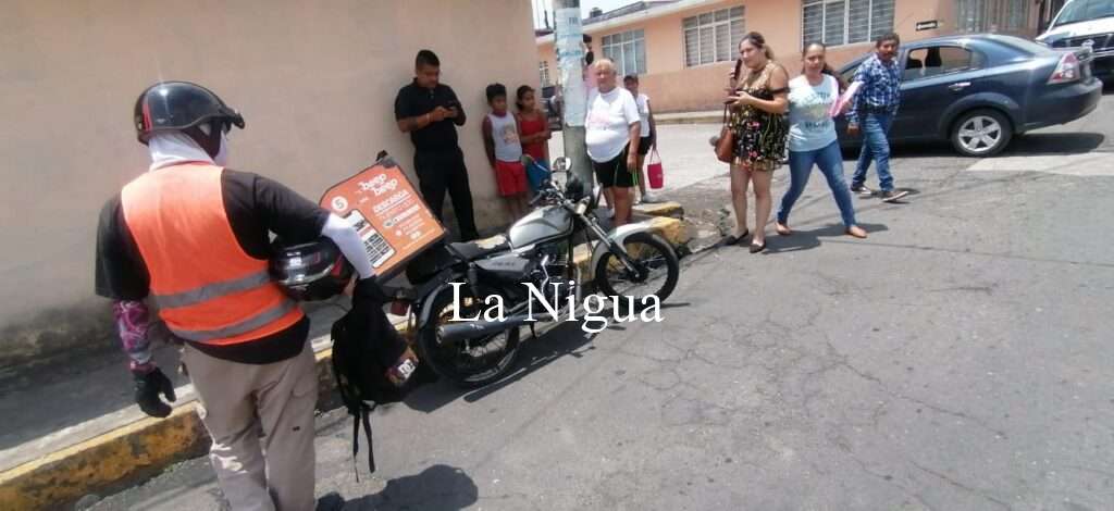 Choca motociclista contra camioneta