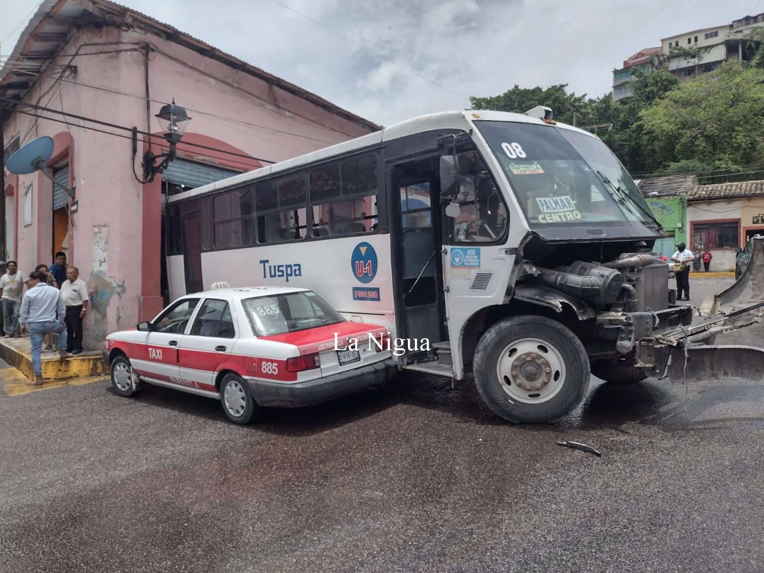 Autobús sin control, provoca aparatoso accidente en Papantla