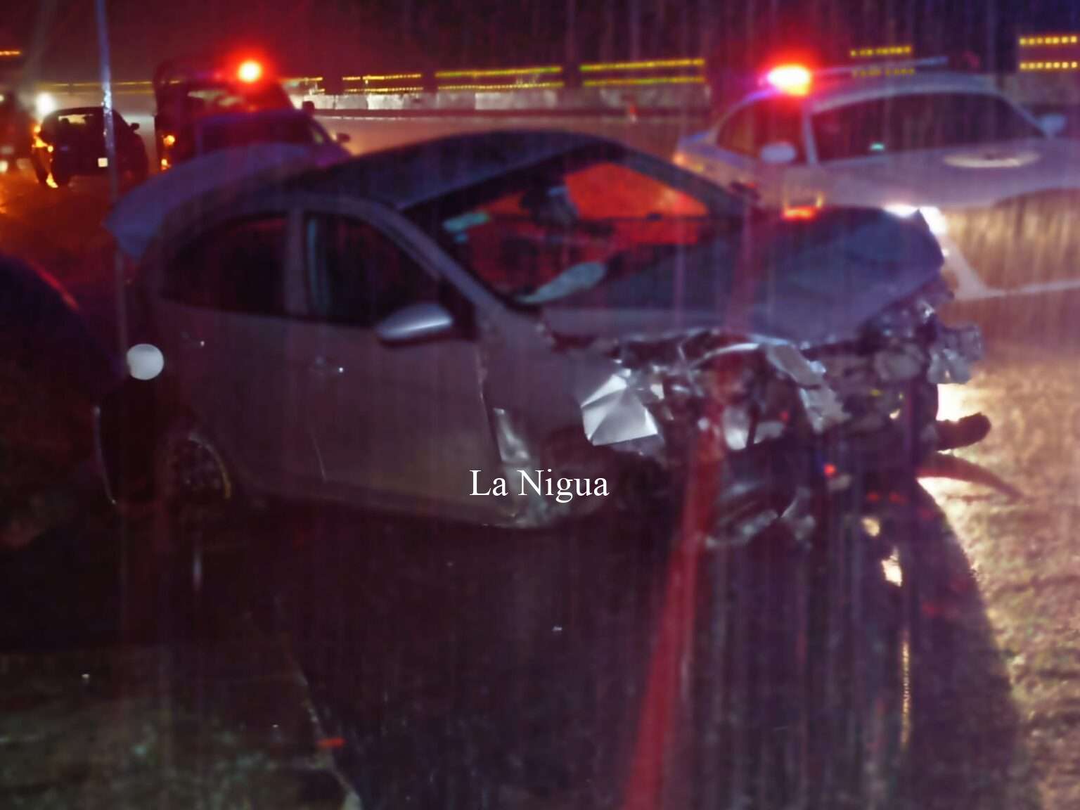 Dos lesionados tras choque contra muro de contención