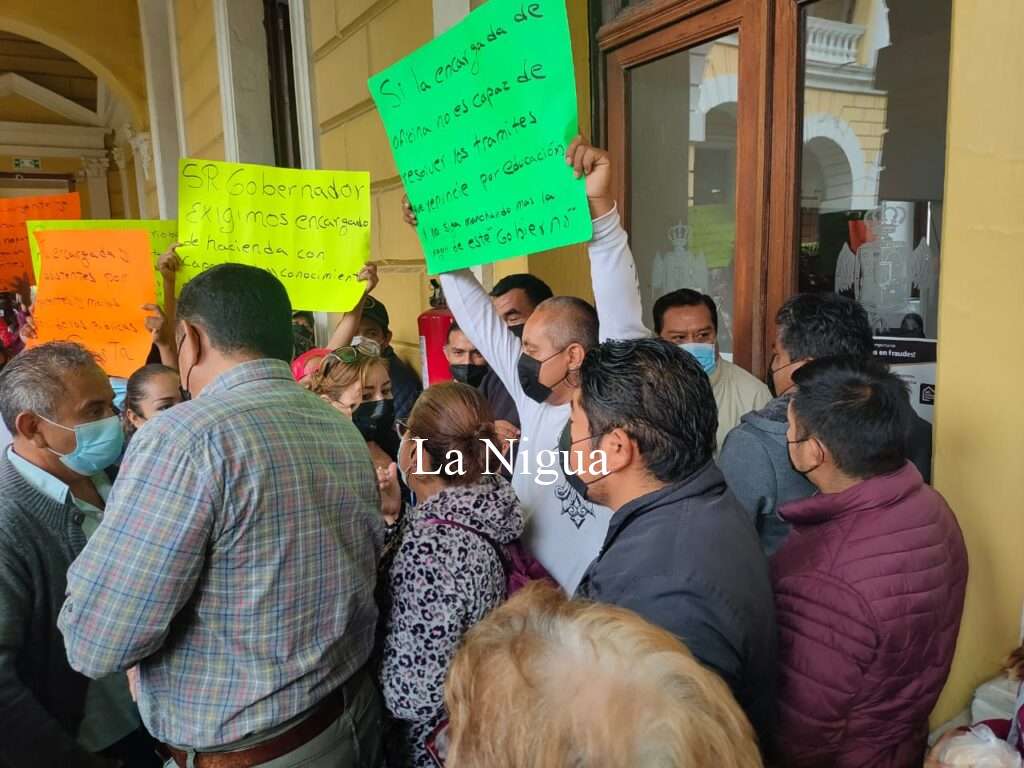 Se manifiestan taxistas en oficina de hacienda estatal.