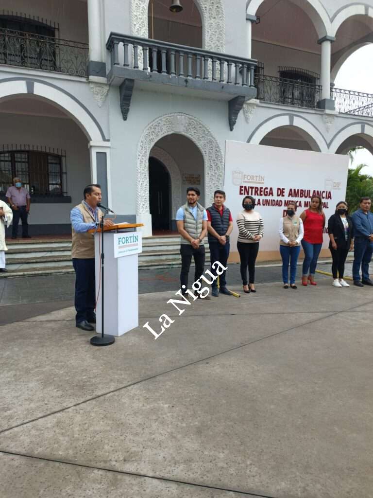 Entrega alcalde Gerardo Rosales Victoria Ambulancia a Unidad Médica Municipal DIF