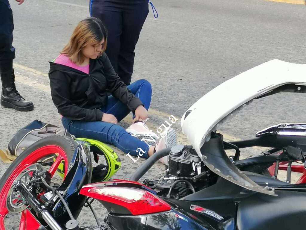 Conductor de Sentra provoca accidente