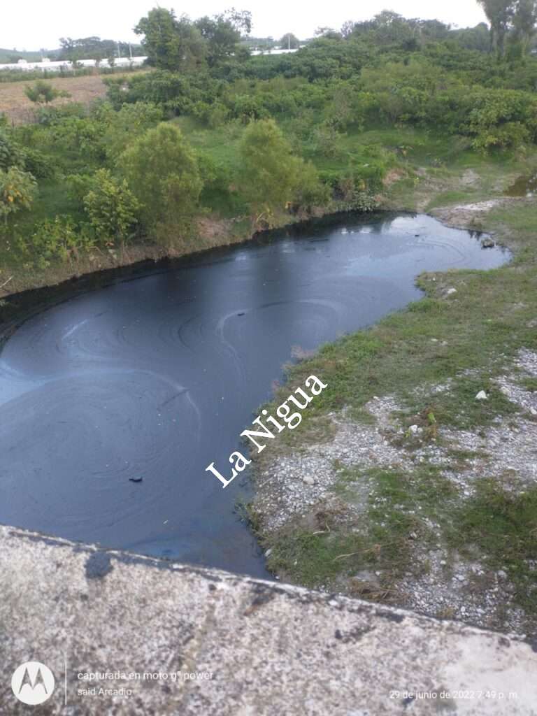Mega fuga de hidrocarburo, provoca grave contaminación en arroyo de Papantla