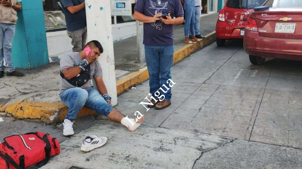 Choca motociclista contra Aveo