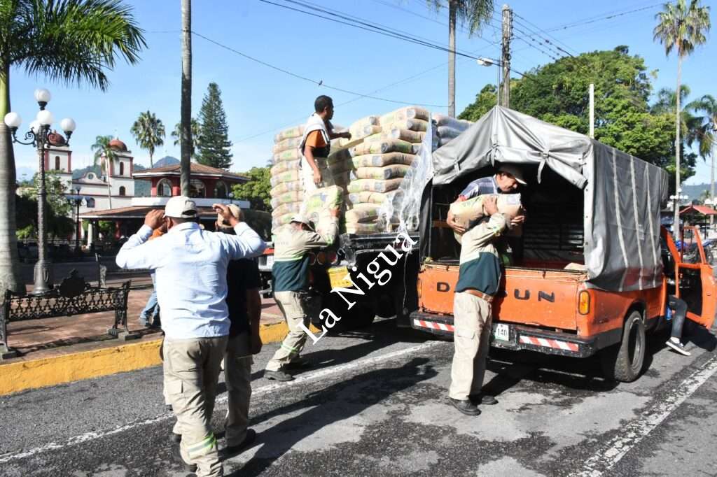 Entregan subsidio de cemento a 85 familias