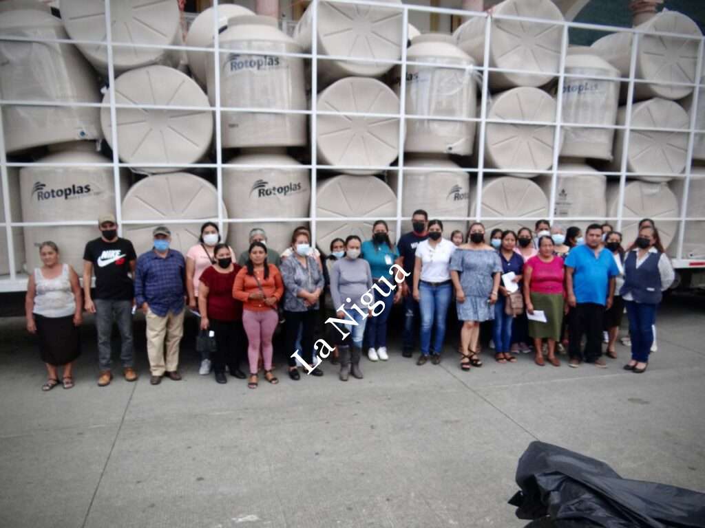 Fomento  Agropecuario realizó  entrega de tinacos y cisternas a ciudadanos de Chocamán