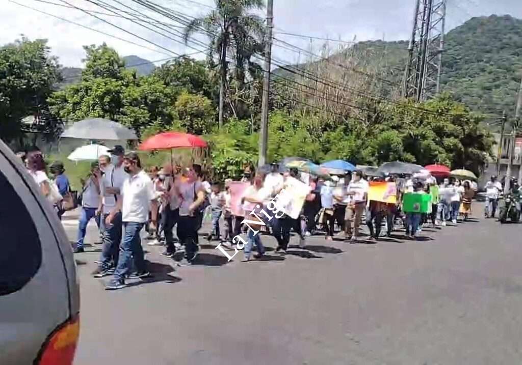 Marchan por el maestro Ángel López Cruz; secuestrado el pasado 30 de junio en Ixhuatlancillo