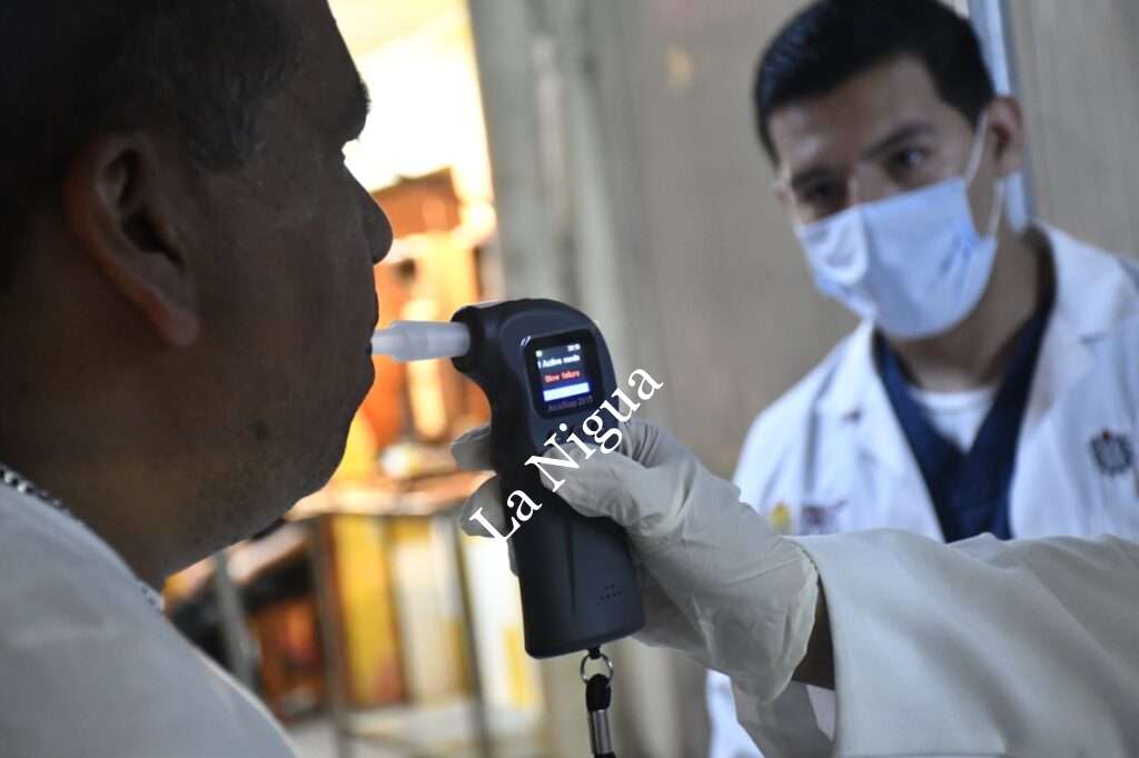 Salen positivos 14 conductores en operativo de alcoholímetro