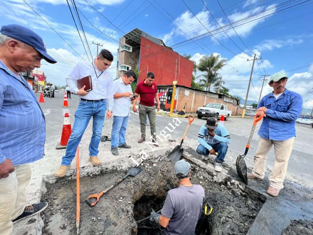 EL PRESIDENTE MUNICIPAL DE IXTACZOQUITLÁN NAHÚM ÁLVAREZ PELLICO, SUPERVISÓ PERSONALMENTE EN LA ZONA COMPRENDIDA EN AVENIDA SAN JUAN Y CALLE 1, EL PLAN DE ACCIONES QUE LA DIRECCIÓN DE SERVICIOS MUNICIPALES Y LA COORDINACIÓN DE AGUA POTABLE, SE ENCUENTRAN REALIZANDO A FIN DE GARANTIZAR LA CONECTIVIDAD EN LA ZONA, DEBIDO AL COLAPSO DE UNA TUBERÍA.