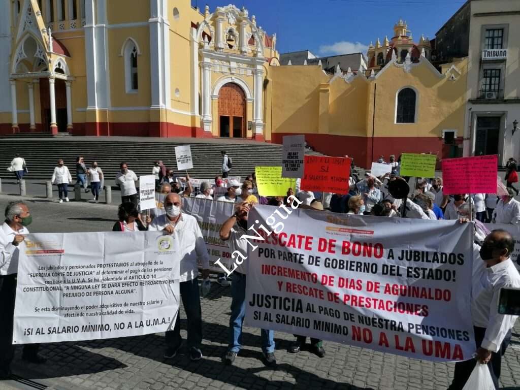 Pensionados y jubilados del SNTE e ISSSTE se manifiestan para solicitar audiencia con el gobernador