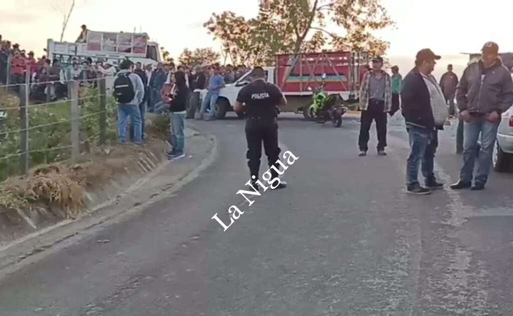 Bloquean habitatntes de Tlatetela carretera, les quieren quitar 20 hectáreas de bosque donde se encuentran nacimientos de agua