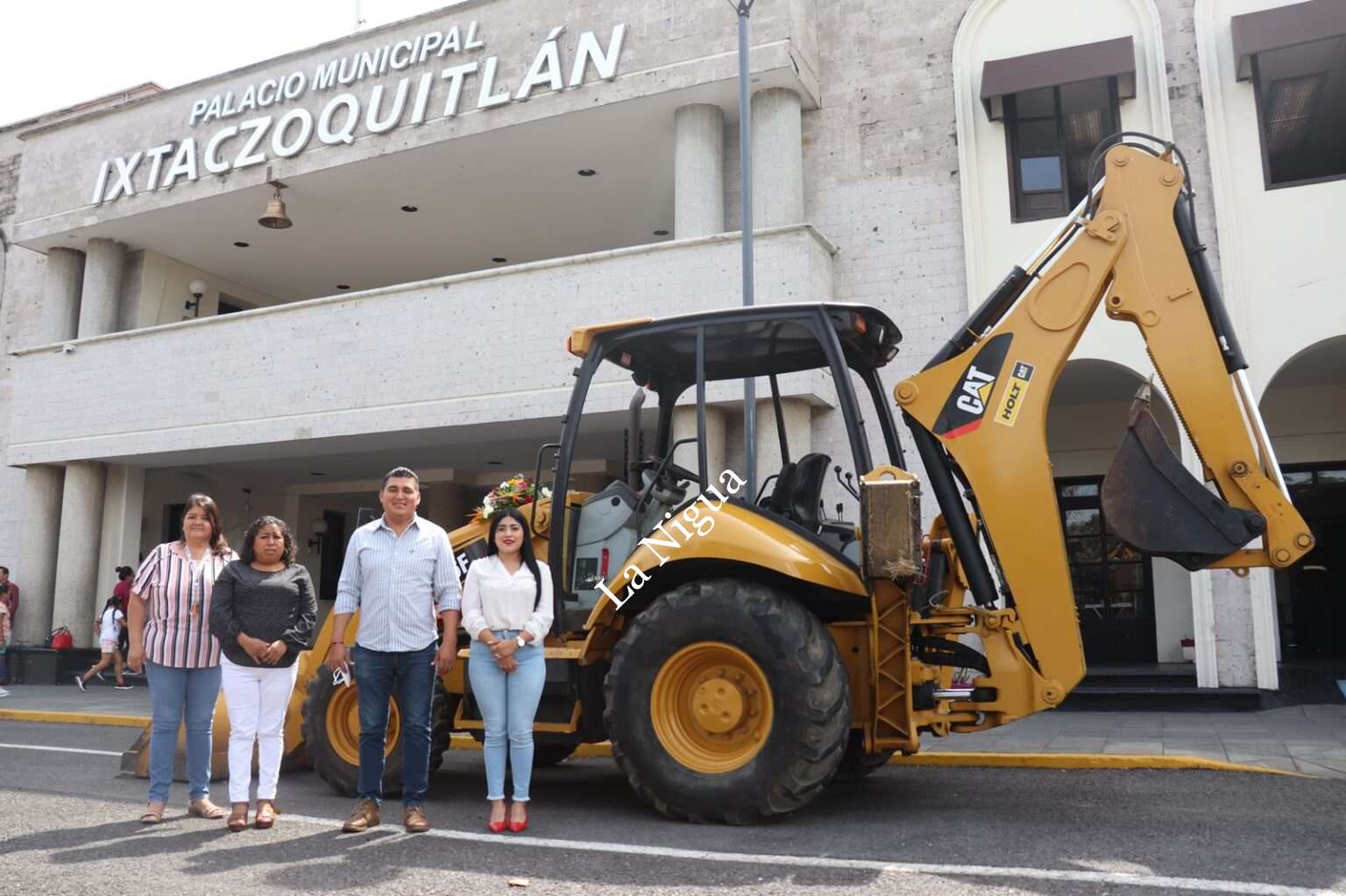 ADQUIEREN CON RECURSOS MUNICIPALES UNA RETROEXCAVADORA PARA IXTACZOQUITLÁN