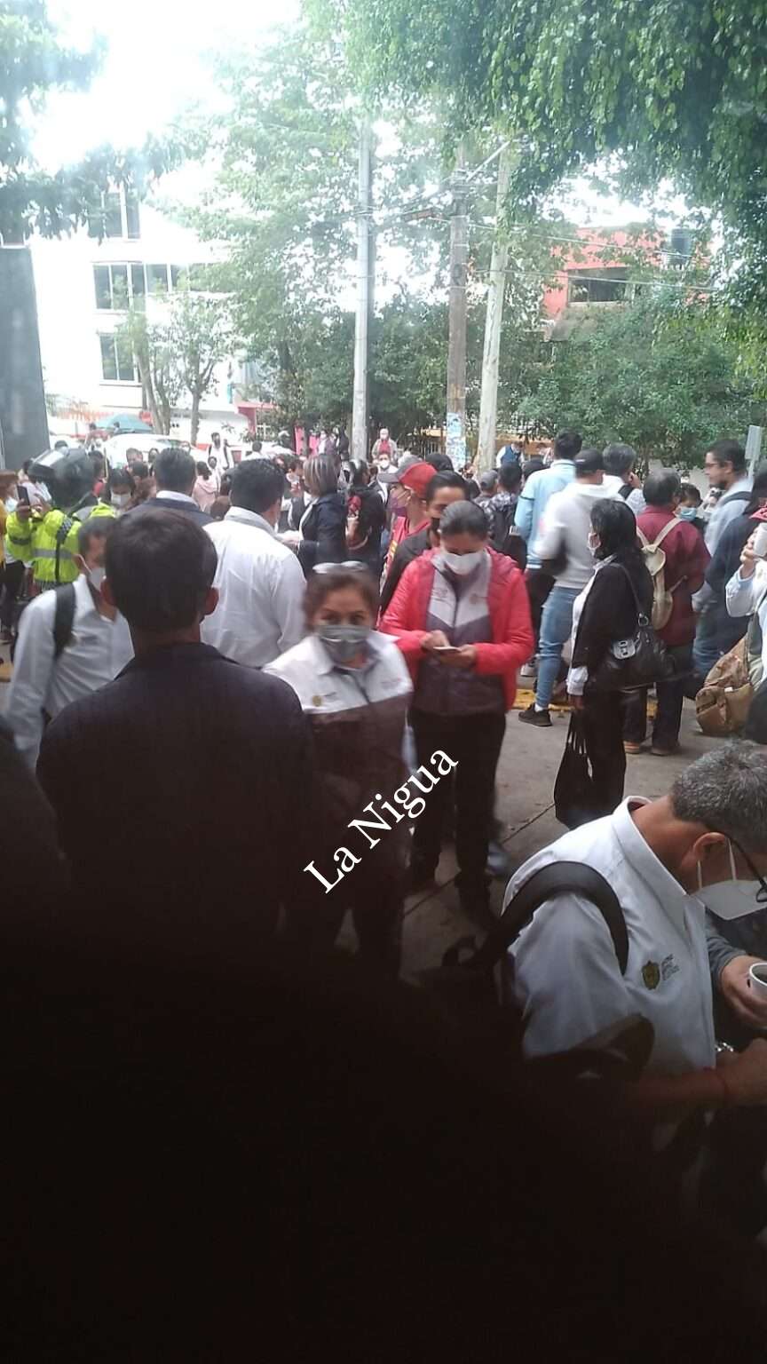 Empleados de SESVER toman oficinas y exigen destitución del director de Protección Contra Riesgos Sanitarios por nepotismo y malversación de recursos