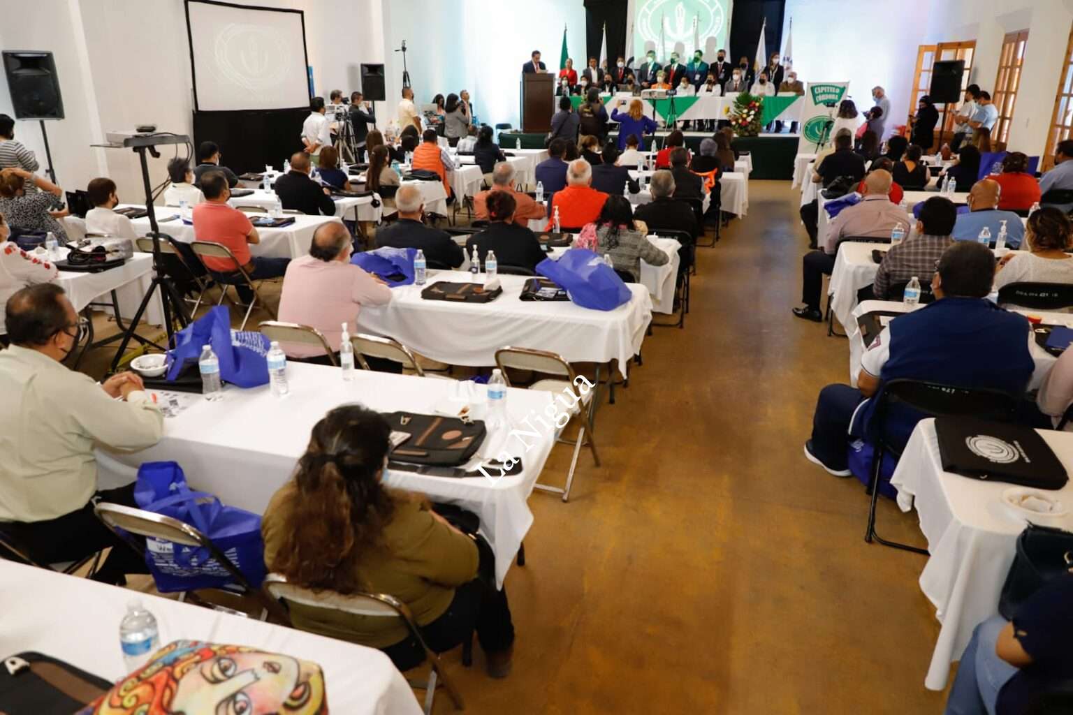 Asiste Presidente a inauguración de Congreso de Médicos; se actualizan para brindar una atención responsable