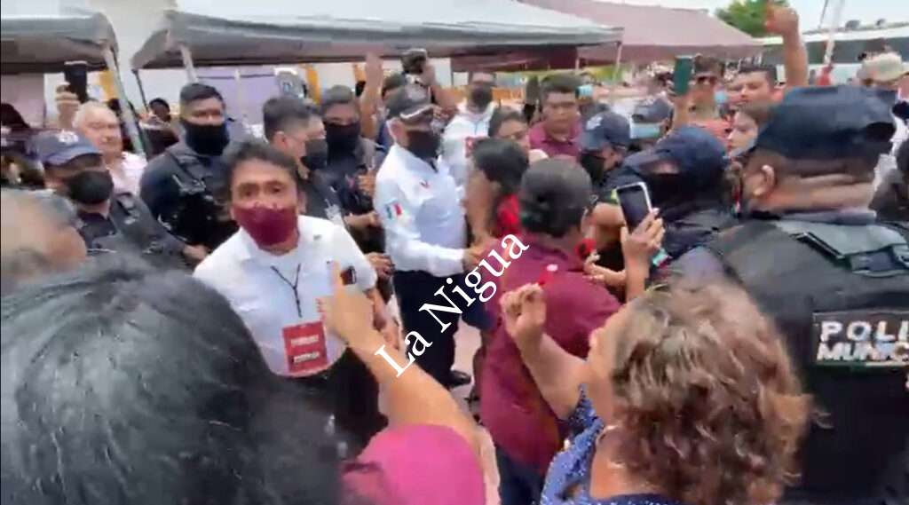 Manotazo de Carmen Medel a Jessica Ramirez Cisneros