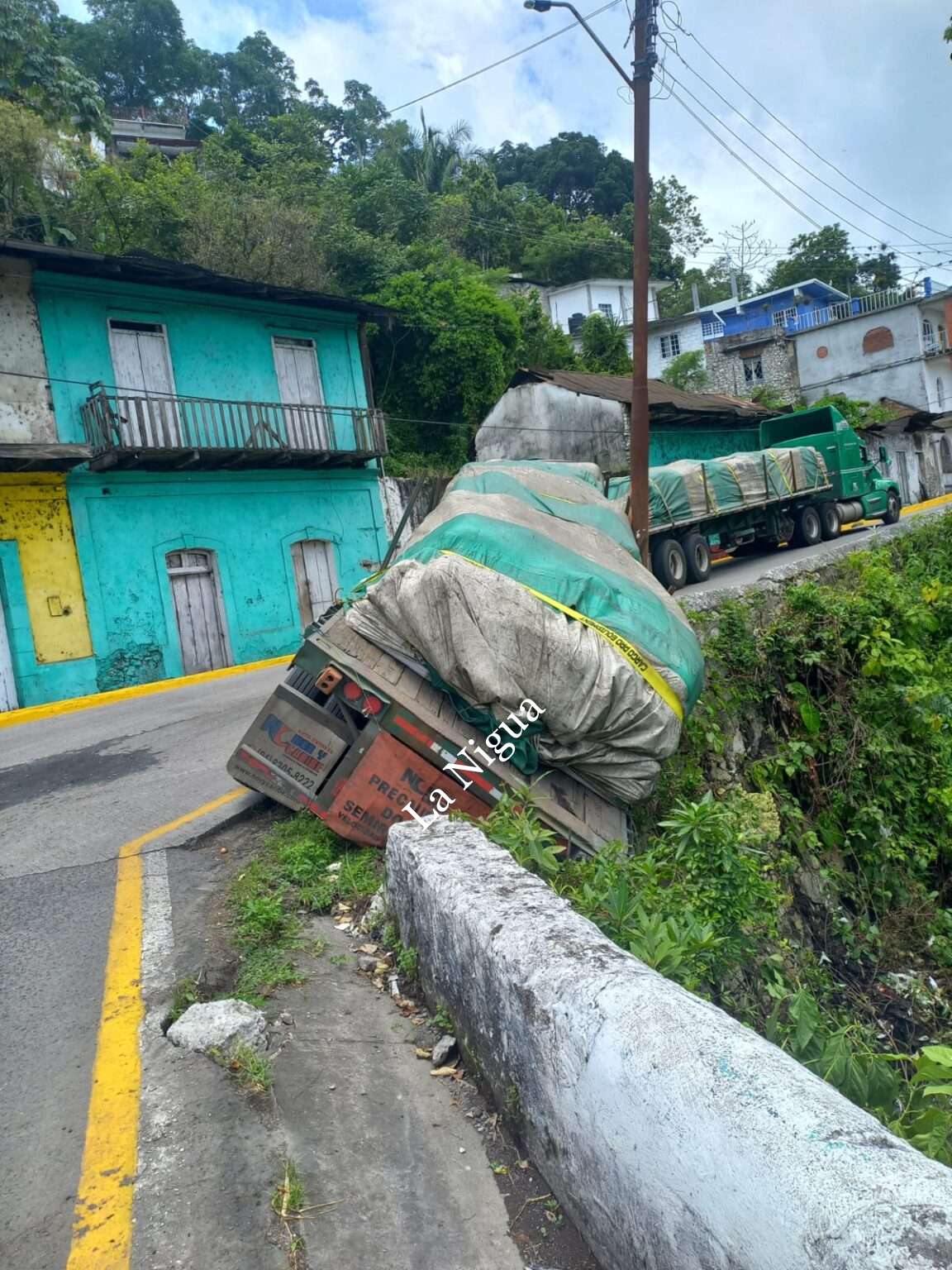 Trailer a punto de caer del puente del Troll