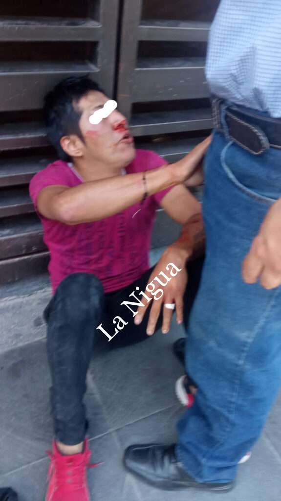 Repartidores lo agarran con moto robada