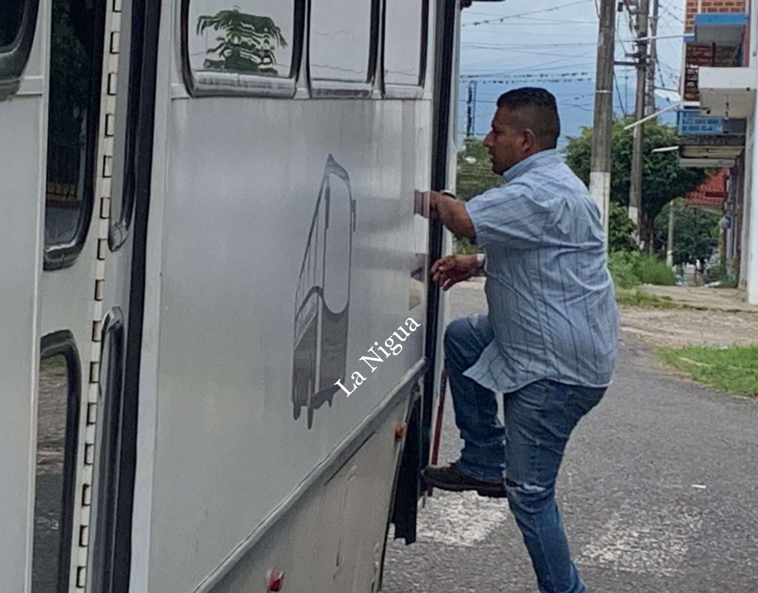 Agresivo chofer de un “Dorado”; les niega servicio por transportar a su mascota y todavía busca “bronca”