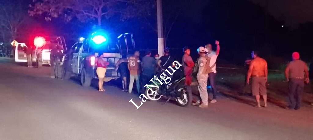 Choca motociclista contra poste y muere
