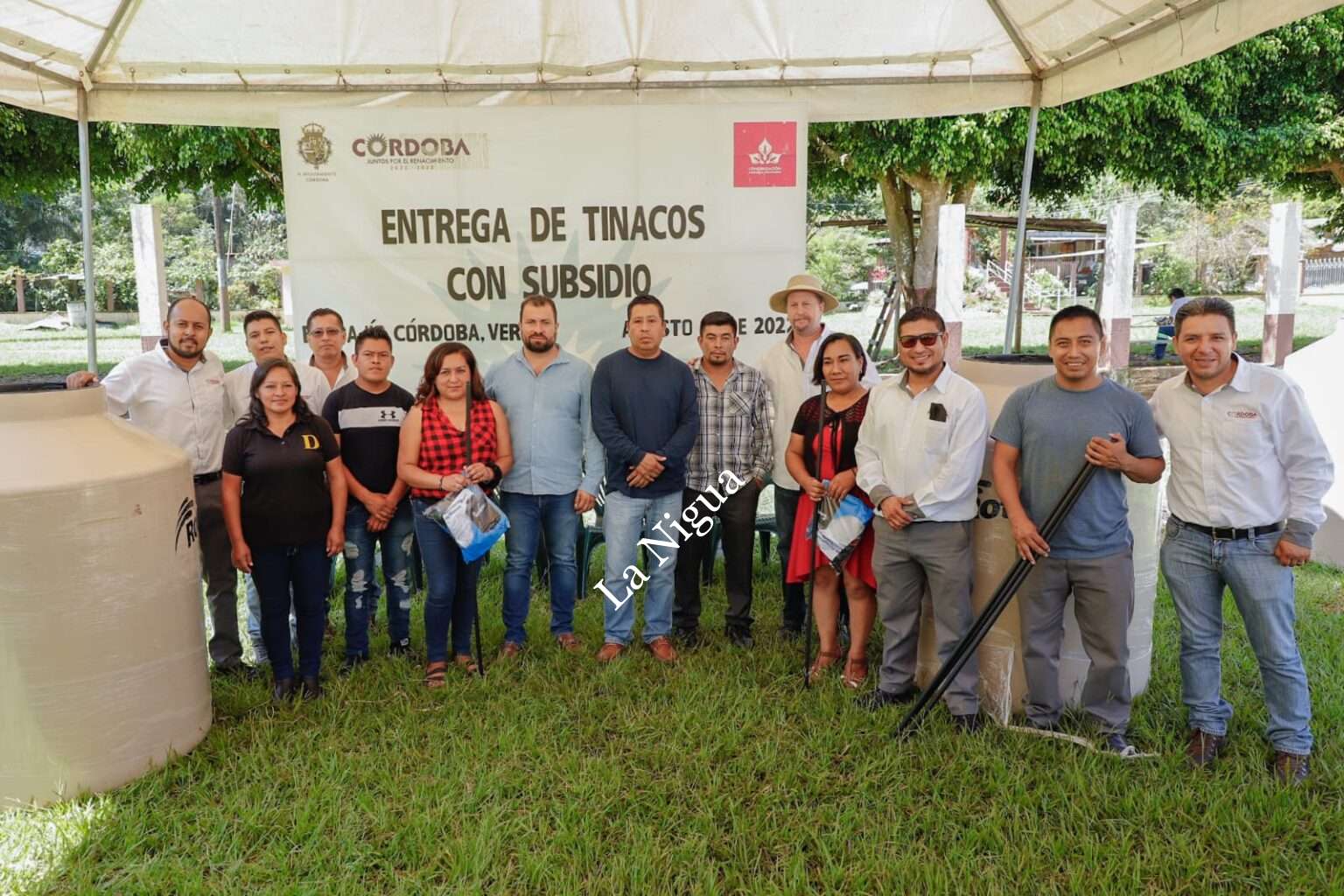 Entrega Ayuntamiento 82 tinacos subsidiados por Mariana Trinitaria a familias de las comunidades