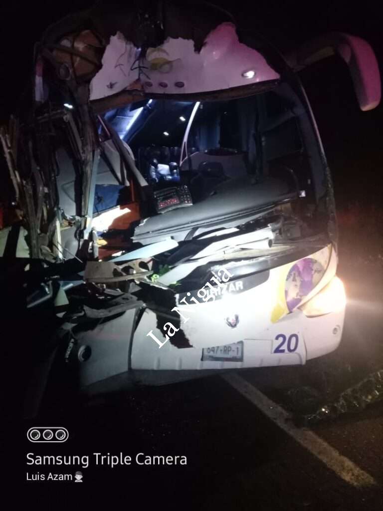 Choca autobús; 16 heridos