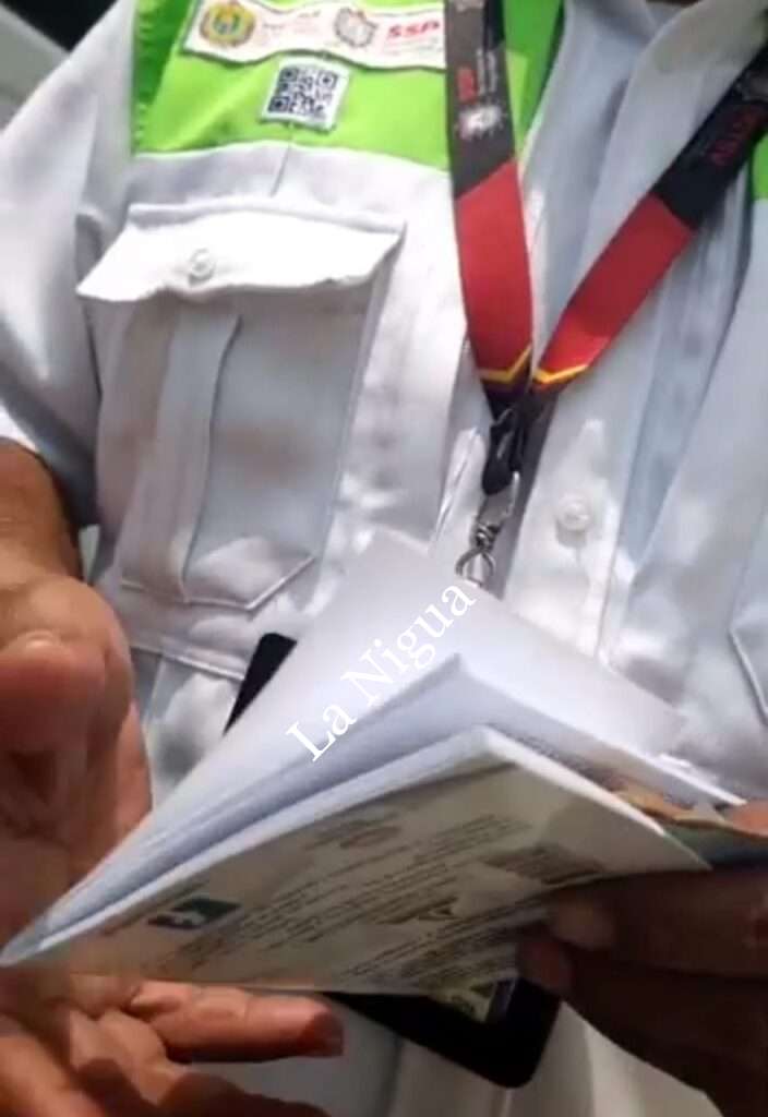 Captan en video a agente de tránsito de Las Choapas recibiendo “una mochada”