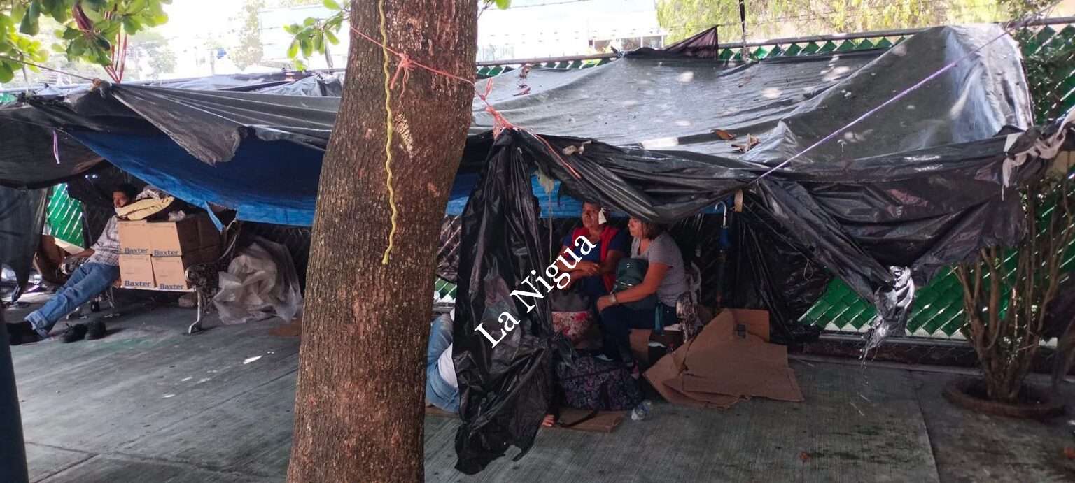 Denuncian condiciones en la que familiares de pacientes internados en el Civil Yanga deben esperar