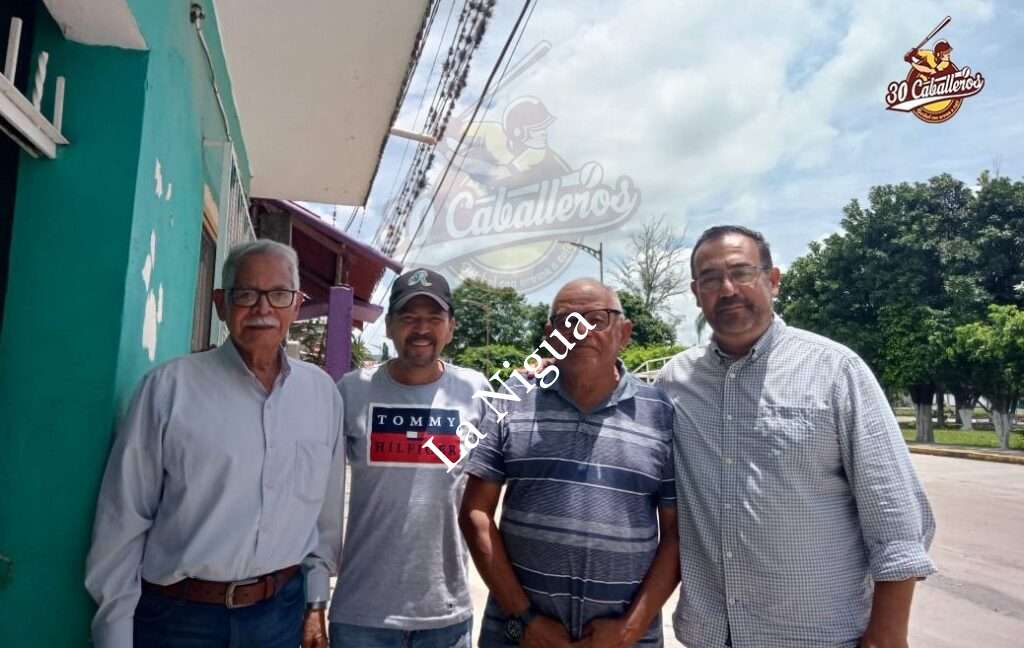 Minuto de aplausos en playoff de la 30 Caballeros en honor a Domingo Setién