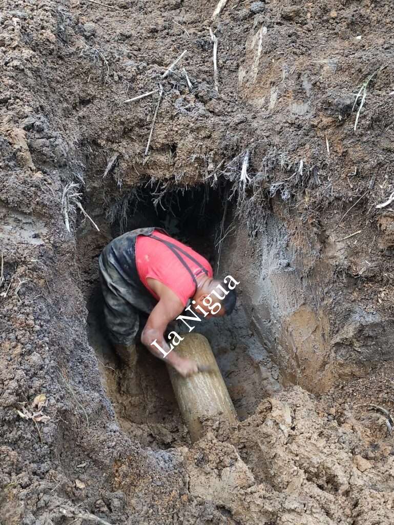 CONTINUAN CON LAS LABORES DE MANTENIMIENTO Y REPARACIÓN DE LOS DUCTOS DE AGUA POTABLE EN IXTACZOQUITLÁN.