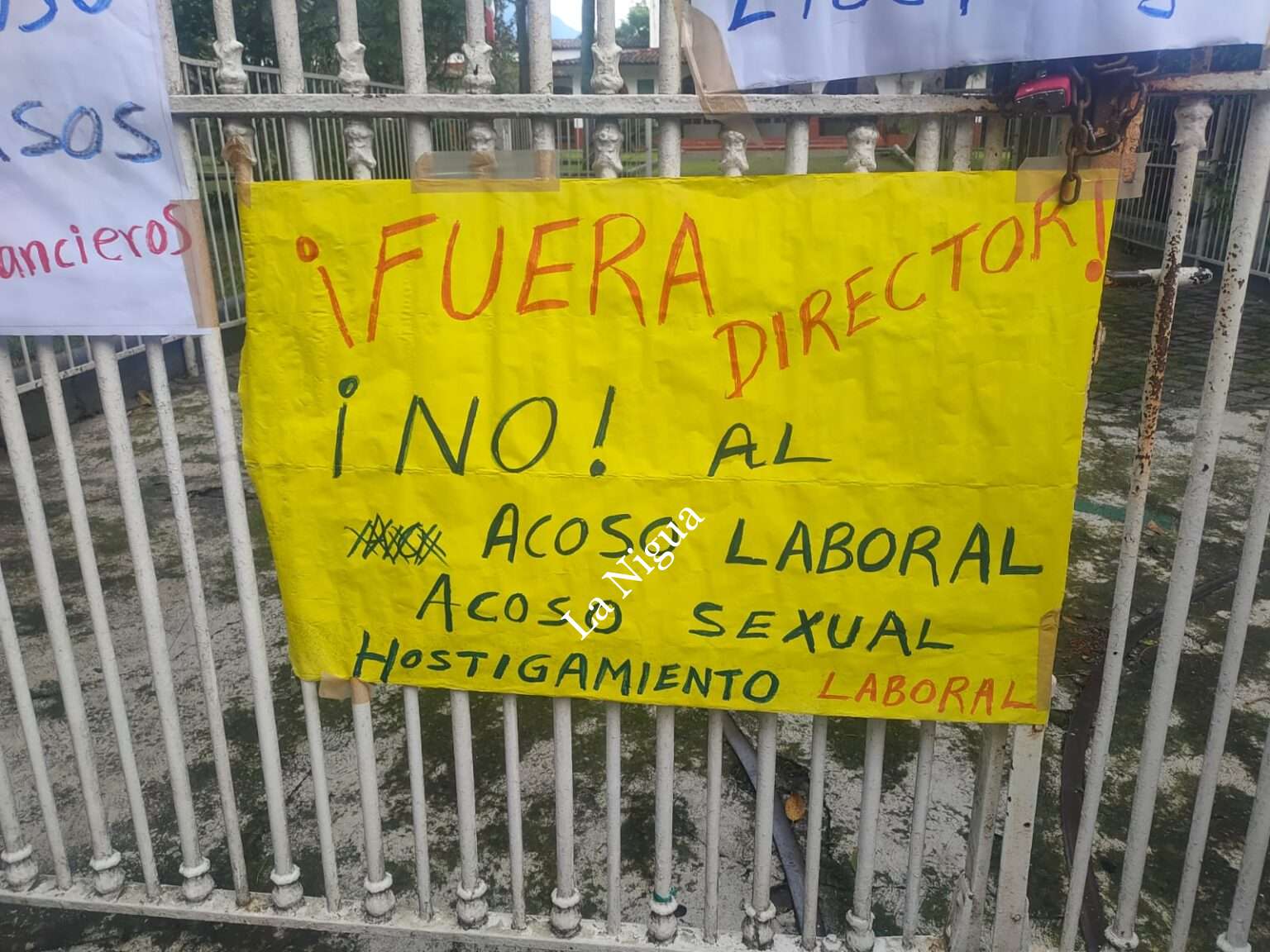 Maestros y maestras toman escuela Modelo Enrique Laubscher de Orizaba.