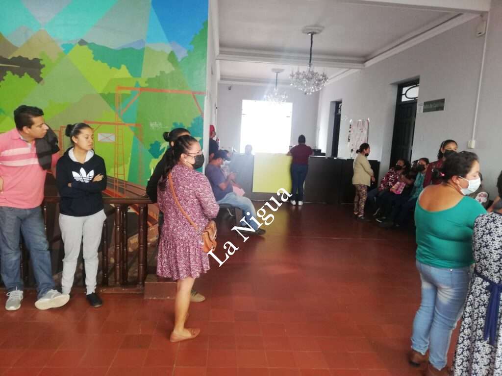 Protestan paterfamilias de Santa Lucía por falta de maestros en la Basilio Badillo.