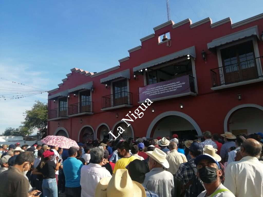 Vecinos de 22 localidades toman palacio municipal de Emiliano Zapata