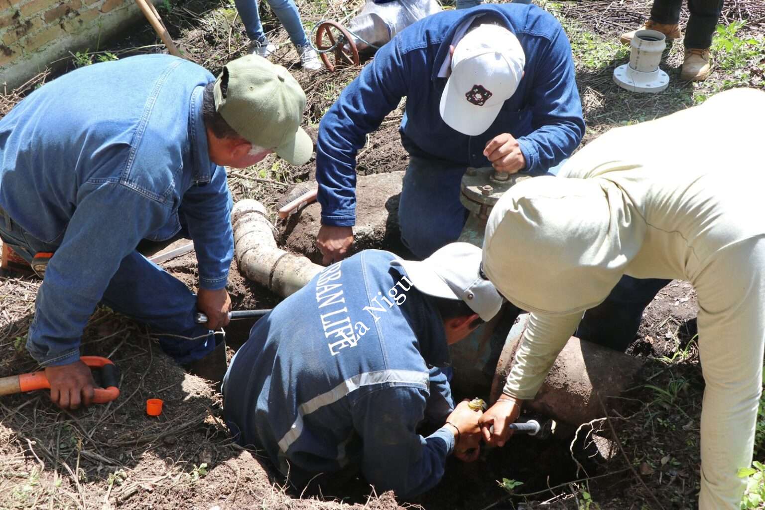EN EL MUNICIPIO DE IXTACZOQUITLÁN CONTINÚAN LAS ACCIONES PARA RESTABLECER EL SERVICIO DE SUMINISTRO DE AGUA POTABLE EN LAS UNIDADES DE POTRERILLO.