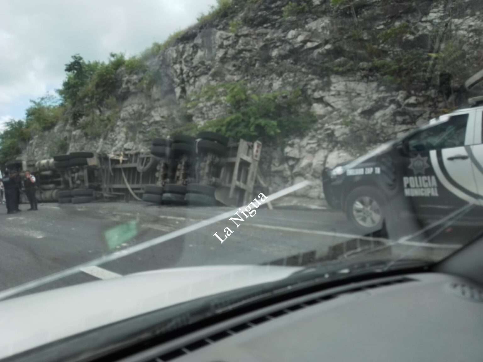 Vuelca táiler en Plan del Río