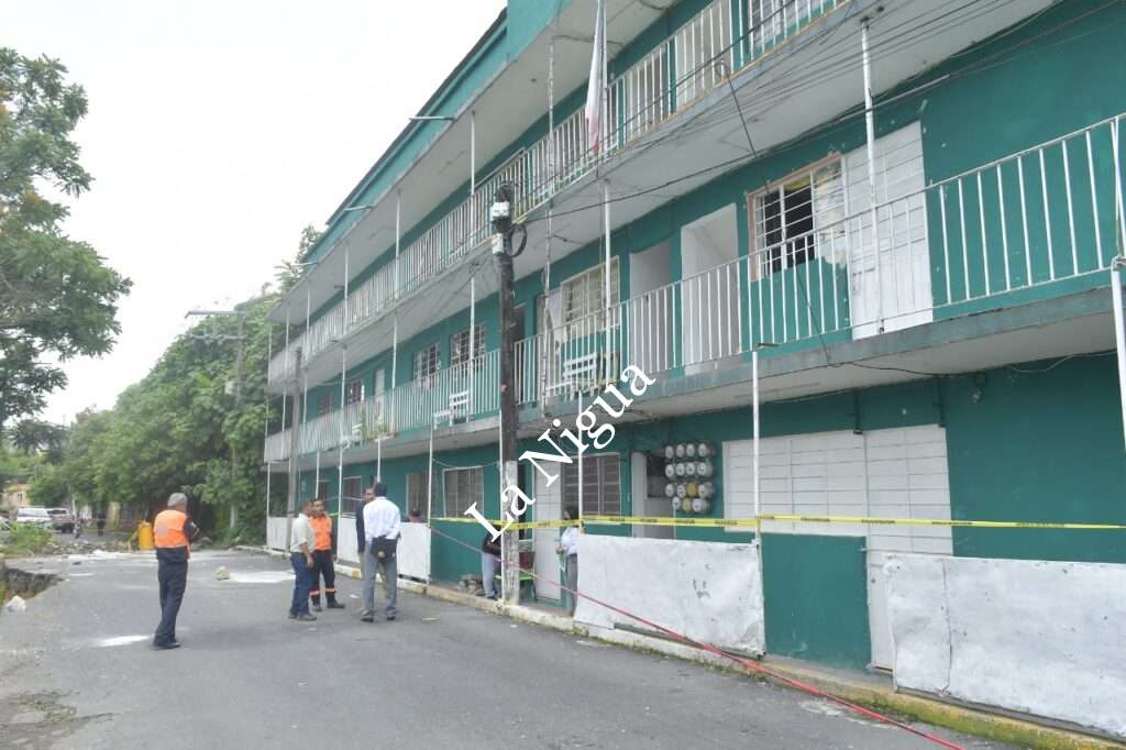 Notifica UMPC de Córdoba a habitantes de la zona de riesgo por el deslave de la Ex Vía del Huatusquito