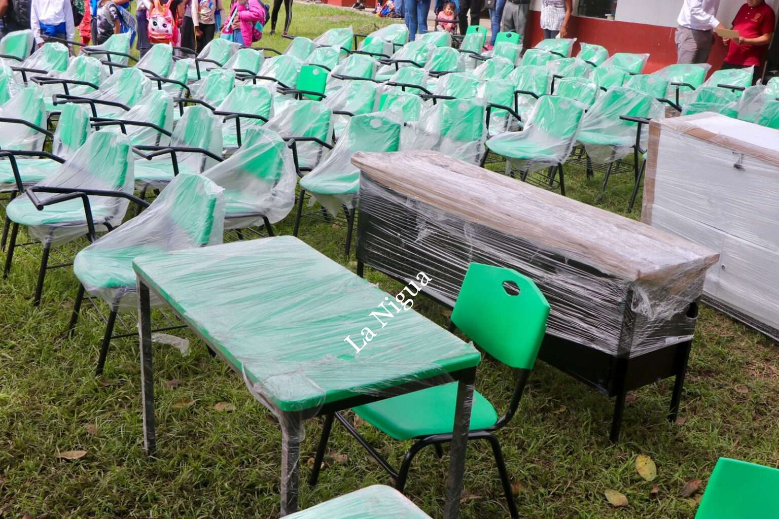 Presidente Municipal de Ixtaczoquitlán Nahúm Álvarez Pellico entrego Mobiliario Nuevo a Escuelas del Municipio