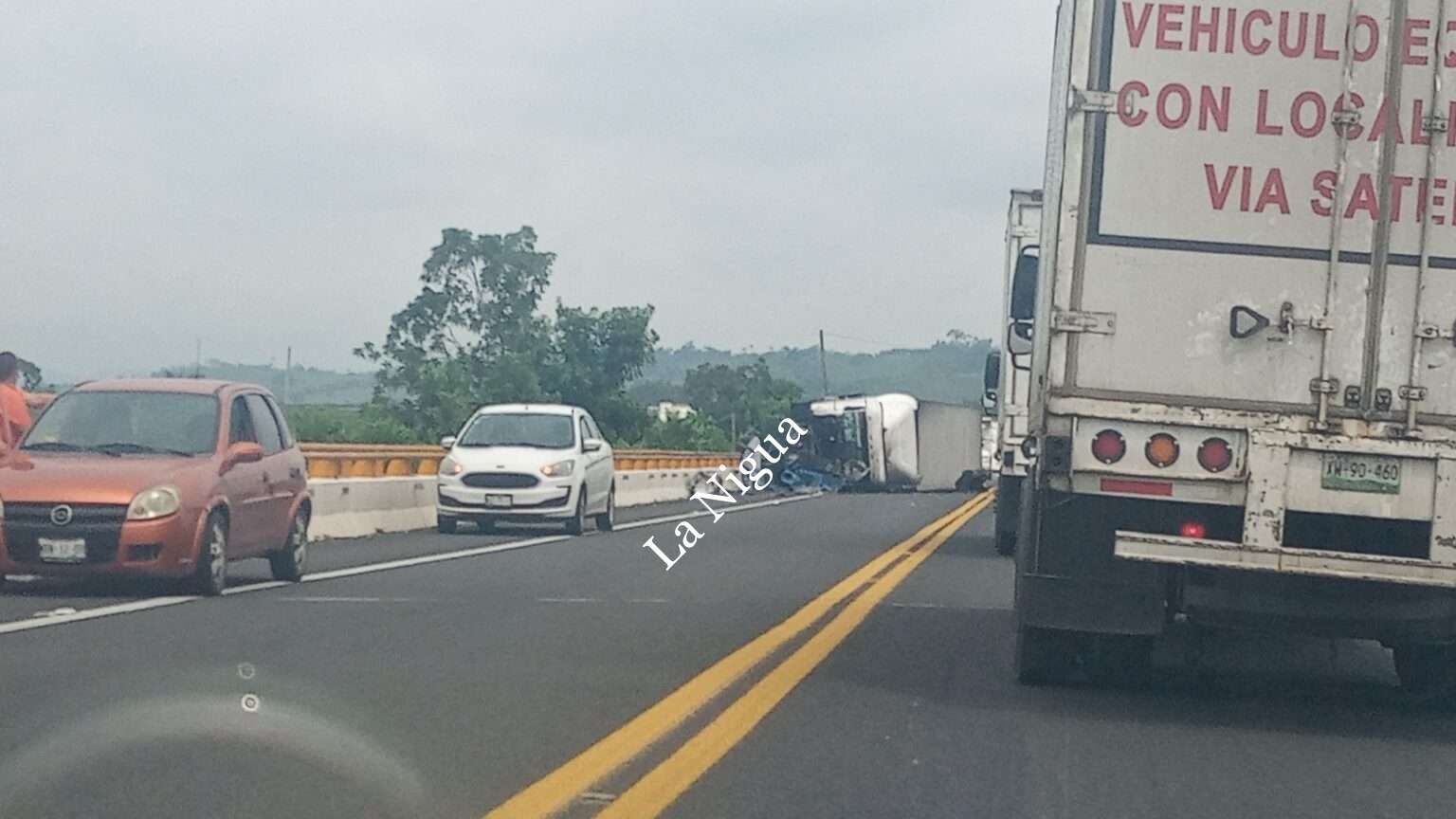 Brutal accidente de un trailero en la autopista Totomoxtle-Tihuatlan