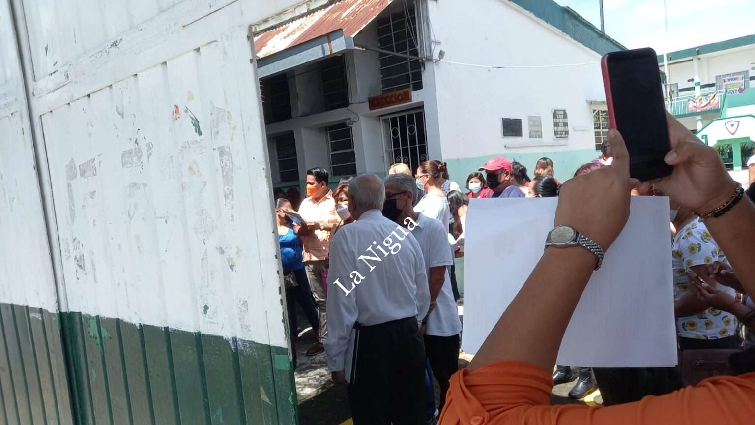 CORREN A DIRECTORA POR TRABAJADORA