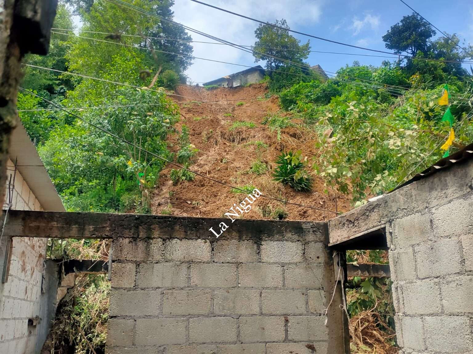 Desalojan a familias por deslaves en la localidad de Rosa Blanca perteneciente a Atzacan