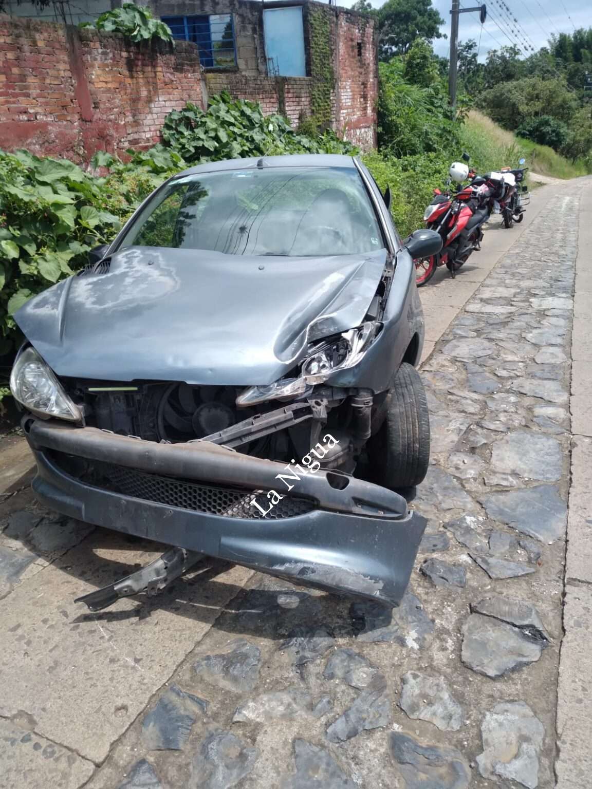 Falla mecánica provoca que conductora choque